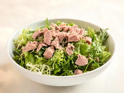 Gemischter Salat mit Hähnchenbrust und Gemüse